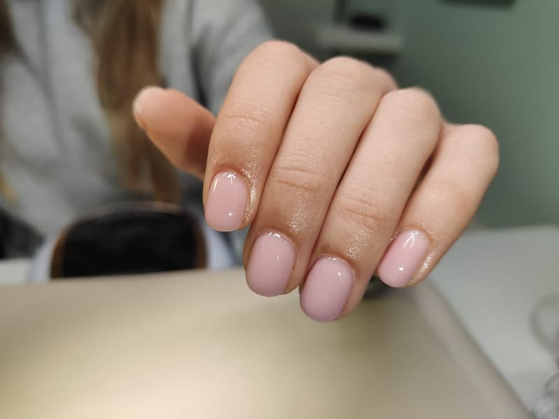 Korte naturel nagels met BIAB in een zachte roze tint