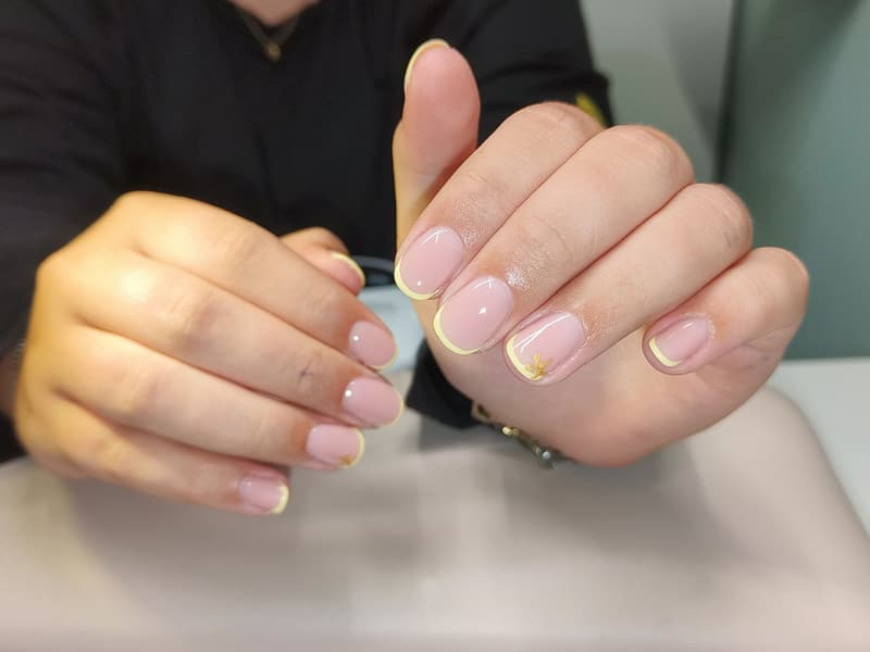 Korte naturel nagels met een dun wit randje