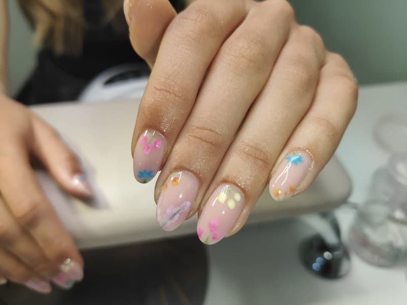 Nude nagels met kleine pastelbloemetjes en stipjes