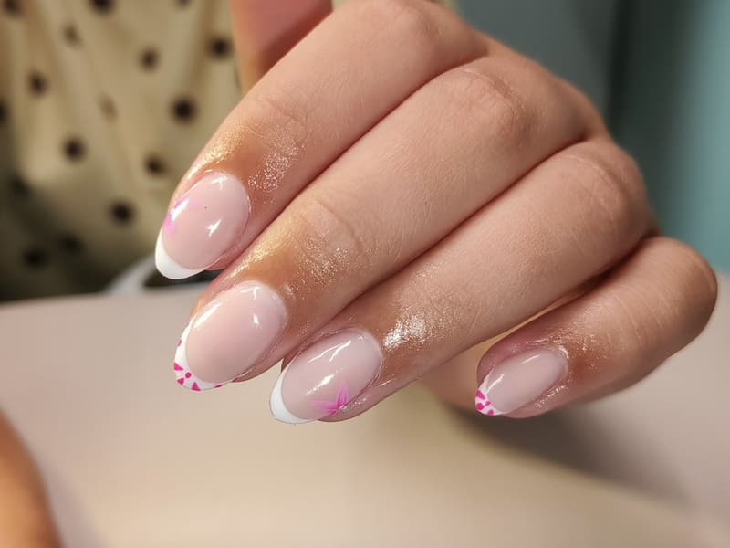 French manicure met witte tips en kleine roze sterretjes en bloemetjes